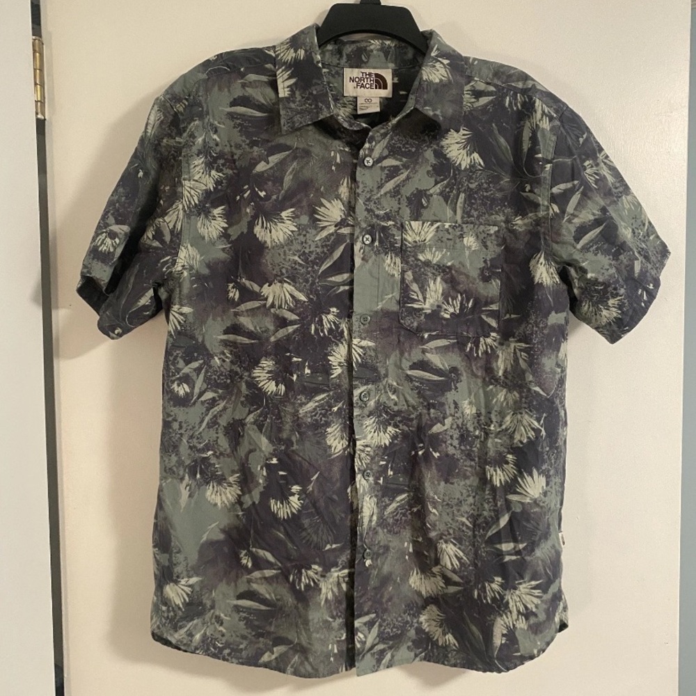 The North Face Mens L Baytrail Green Button Down ShortSleeve Shirt Outdoors Camo